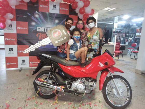 Alessandro Medeiros com a mulher e a filha junto da moto que ganhou